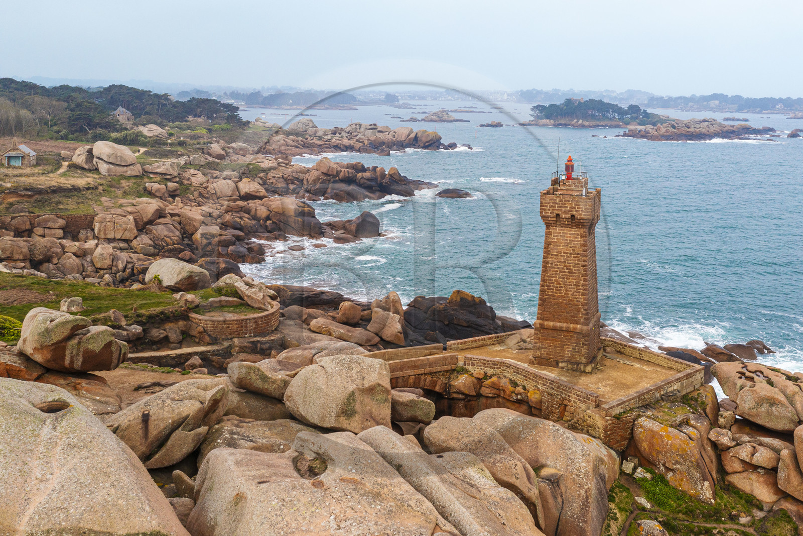 France, Côtes-d'Armor (22), Côte de Granit Rose, Perros-Guirec, Ploumanac'h, pointe de Skewell (Squéouel), le phare de Mean Ruz sur le sentier des Douaniers aussi chemin de Grande Randonnée GR 34 et le chateau de Costaérès sur son ile en arrière plan (vue aérienne)