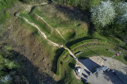 France, Meuse (55), Parc régional de Lorraine, Cotes de Meuse, Les Éparges, traces des combats d’une des luttes les plus meurtrières de la Première Guerre mondiale, trous d'obus et monument du point X en mémoire de Ceux qui n'ont pas de tombe (vue aérienne)