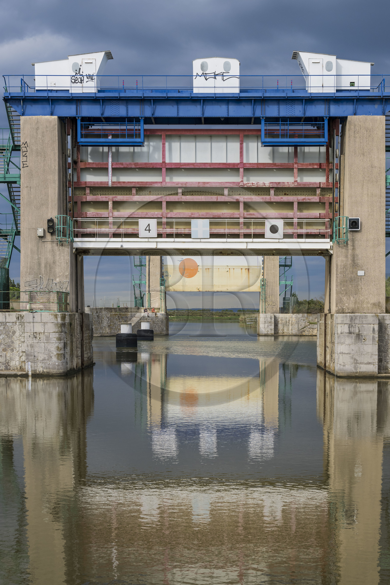 France, Gard (30), Aigues-Mortes, les Portes de Vidourle qui permettent au canal du Rhône à Sète de franchir le fleuve Vidourle et de controler ses crues