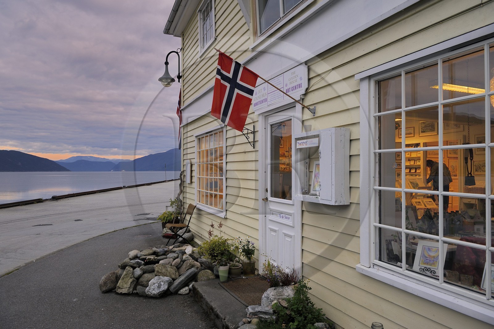 Norvège, comté de Sogn Og Fjordane, boutique au bord du sognefjorden à Balestrand