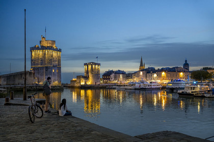 France, Charente-Maritime (17), La Rochelle, la Tour Saint-Nicolas à gauche et la Tour de la Chaîne à droite protègent l'entrée du Vieux Port, la tour de la Lanterne en arrière plan