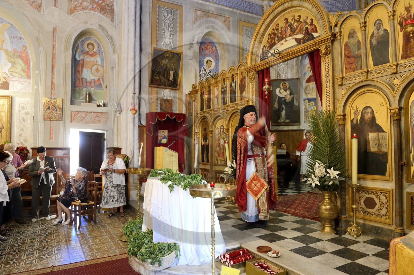 France, Corse-du-Sud (2A), Cargèse, église Saint Spyridon grecque catholique de rite oriental, messe de la fête du basilic (exaltation de la Sainte-Croix) par l’archimandrite Athanase