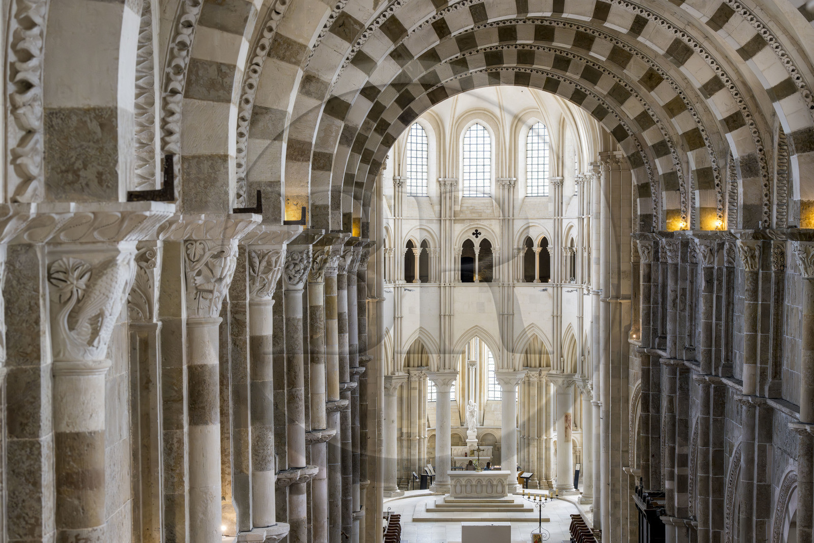 France, Yonne (89), parc naturel régional du Morvan, Vézelay, classé au Patrimoine Mondial de l'UNESCO, labellisé Les Plus Beaux Villages de France, point de départ de l'une des principales voies de pèlerinage de Saint-Jacques-de-Compostelle, la basilique Sainte-Marie-Madeleine, les chapiteaux au dessus de la nef et le choeur en arrière plan