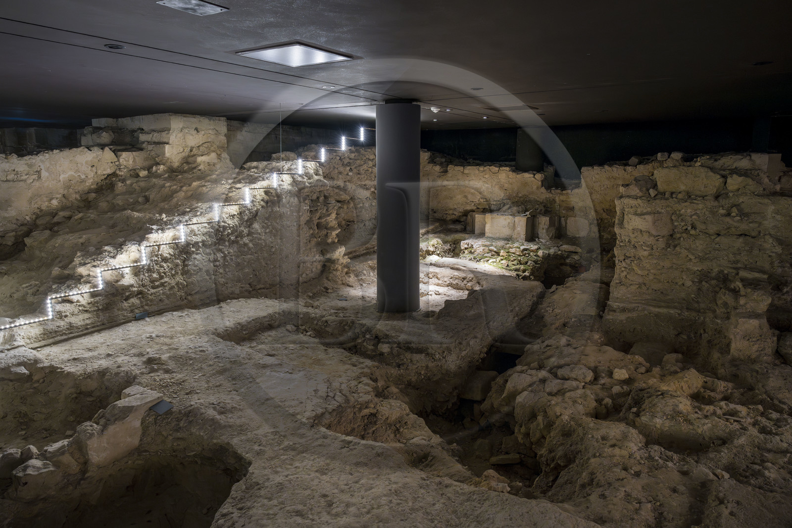 France, Yonne (89), Auxerre, l'église abbatiale de l'abbaye Saint-Germain, vestiges de la basilique du IXe et XIe siècle retrouvés et mis en valeur sous la nef