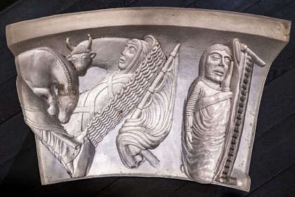 France, Vendée (85), Nieul-sur-l'Autise, Abbaye royale Saint-Vincent, salle des chapiteaux, reproduction des chapiteaux en résine translucide, la Vierge se repose dans un lit à baldaquin pendant que l'ame et le boeuf veillent sur l'enfant