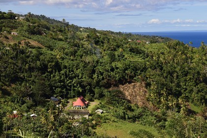 Caraïbes, Ile de la Dominique, Salybia, Territoire Kalinago unique réserve amérindienne de l'archipel des Antilles, l'île française de Marie-Galante en Guadeloupe en arrière-plan