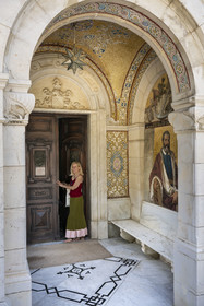 Italie, Ligurie, Province d'Imperia, Vintimille, Jardin botanique Hanbury, le Palazzo Orengo, mosaique représentant Marco Polo sous le porche d'entrée