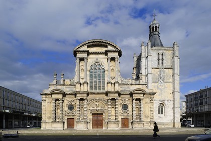 France, Seine-Maritime (76), Le Havre, la cathédrale Notre-Dame est entourée d'immeubles Perret