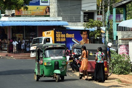 Sri Lanka, province du Centre-Nord, rue centrale du village de Diyabeduma