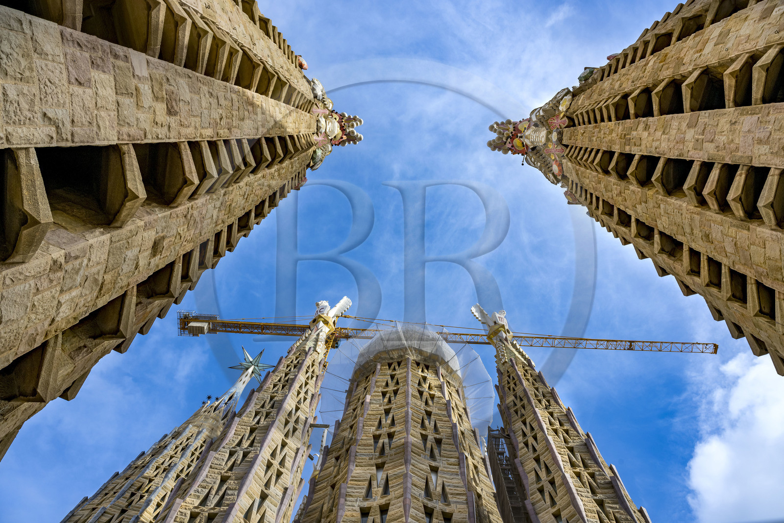 Espagne, Catalogne, Barcelone, quartier de l'Eixample, basilique de la Sagrada Familia de l'architecte du modernisme catalan Antoni Gaudi classée Patrimoine Mondial de l'UNESCO, deux des quatre campaniles de 135m entourant le ciborium central et la future tour centrale, le pinacle est couronné par le lion ailé qui symbolise saint Marc et un homme ailé pour saint Matthieu, au premier plan les pinacles des tours de la façade de la Passion, le récemment achevé sommet de la tour de Marie avec l'étoile de la vierge lumineuse sur la gauche