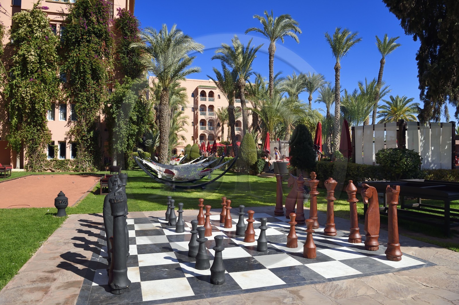 Maroc, Haut-Atlas, Marrakech, ville impériale, quartier Hivernage, Hotel Sofitel Marrakech Palais Imperial, jeu d'échecs géant dans les jardins