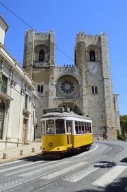 Portugal, Lisbonne, quartier de l'Alfama, tramway le long du Largo da Sé et la cathédrale Se Patriarcal en arrière-plan
