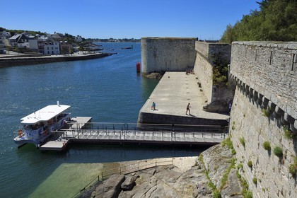 France, Finistère (29), Concarneau, la Ville Close, le ferry électrique et les remparts