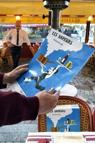 France, Calvados (14), Pays d'Auge, Trouville-sur-Mer, restaurant Les Vapeurs dont la spécialité est la moule-frite, menu par l'affichiste Savignac