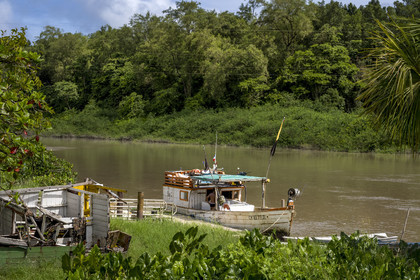 France, Guyane, Iracoubo, bateau faisant du transport de marchandises sur le fleuve Iracoubo
