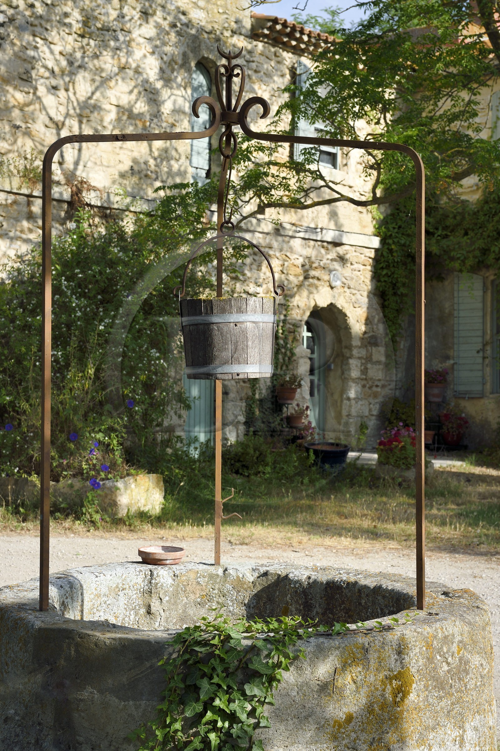France, Bouches-du-Rhône (13), Parc naturel régional de Camargue, mas de la Bélugue du Conservatoire de l'espace littoral et des rivages lacustres, puits