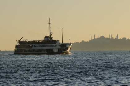 Turquie, Istanbul, ferry sur le Bosphore et la Corne d'Or en arrière plan