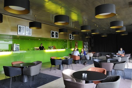 Portugal, région du Minho, Guimaraes, centre culturel Vila Flor et siège de Guimaraes 2012, le café
