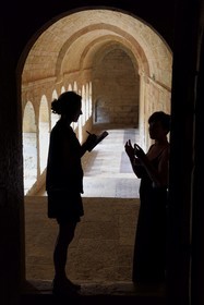 France, Var (83), Abbaye cistercienne du Thoronet, la galerie Est du cloitre