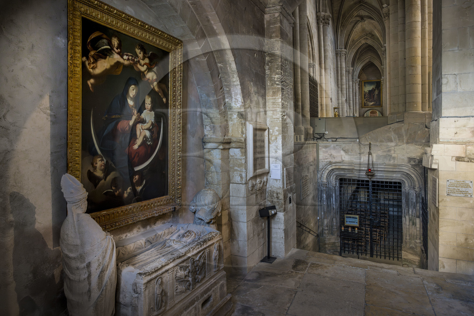 France, Bouches-du-Rhône (13), Tarascon, la collégiale royale Sainte-Marthe érigée aux XIe et XIIe siècles, l'église supérieure et l'accès à la crypte