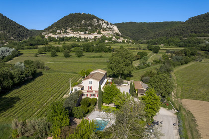 France, Vaucluse (84), Dentelles de Montmirail, le village médiéval de Séguret, labellisé Les Plus Beaux Villages de France, Hotel Domaine de Cabasse, le village en arrière plan (vue aérienne)