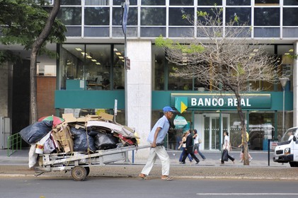 Brazil, Minas Gerais state, Belo Horizonte, contrast between poverty and wealth