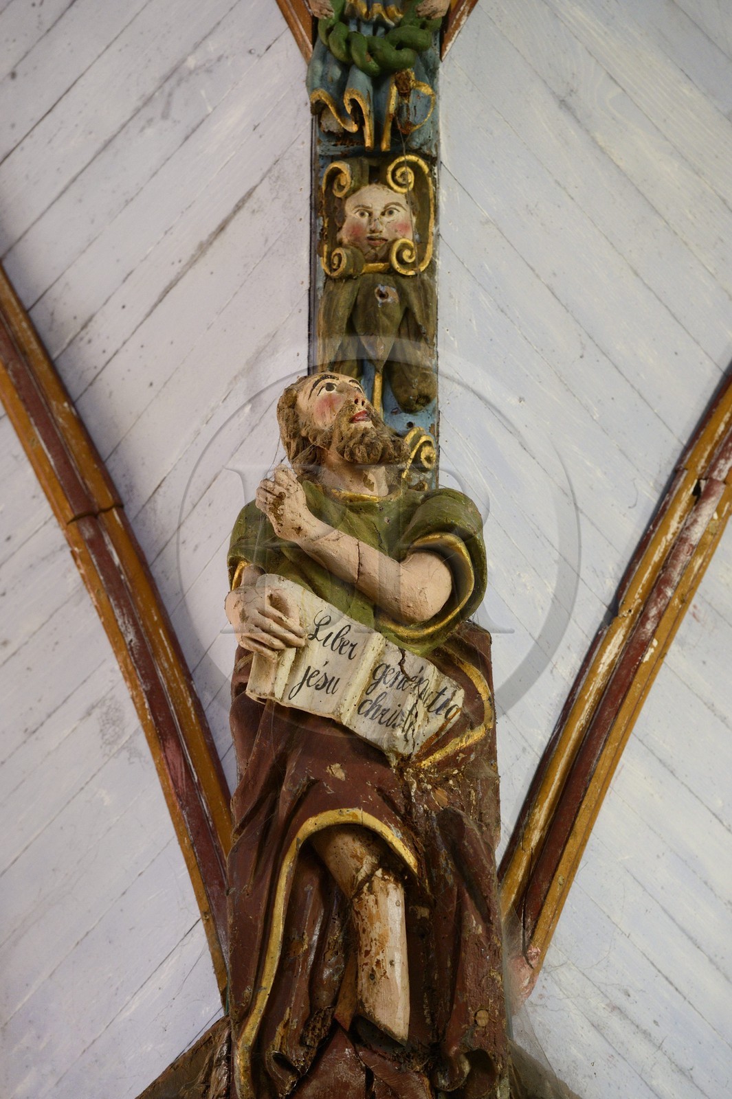 France, Finistère (29), église de Pleyben, sculptures peintes en bois sur la sablière décorant la voûte (16ème siècle)