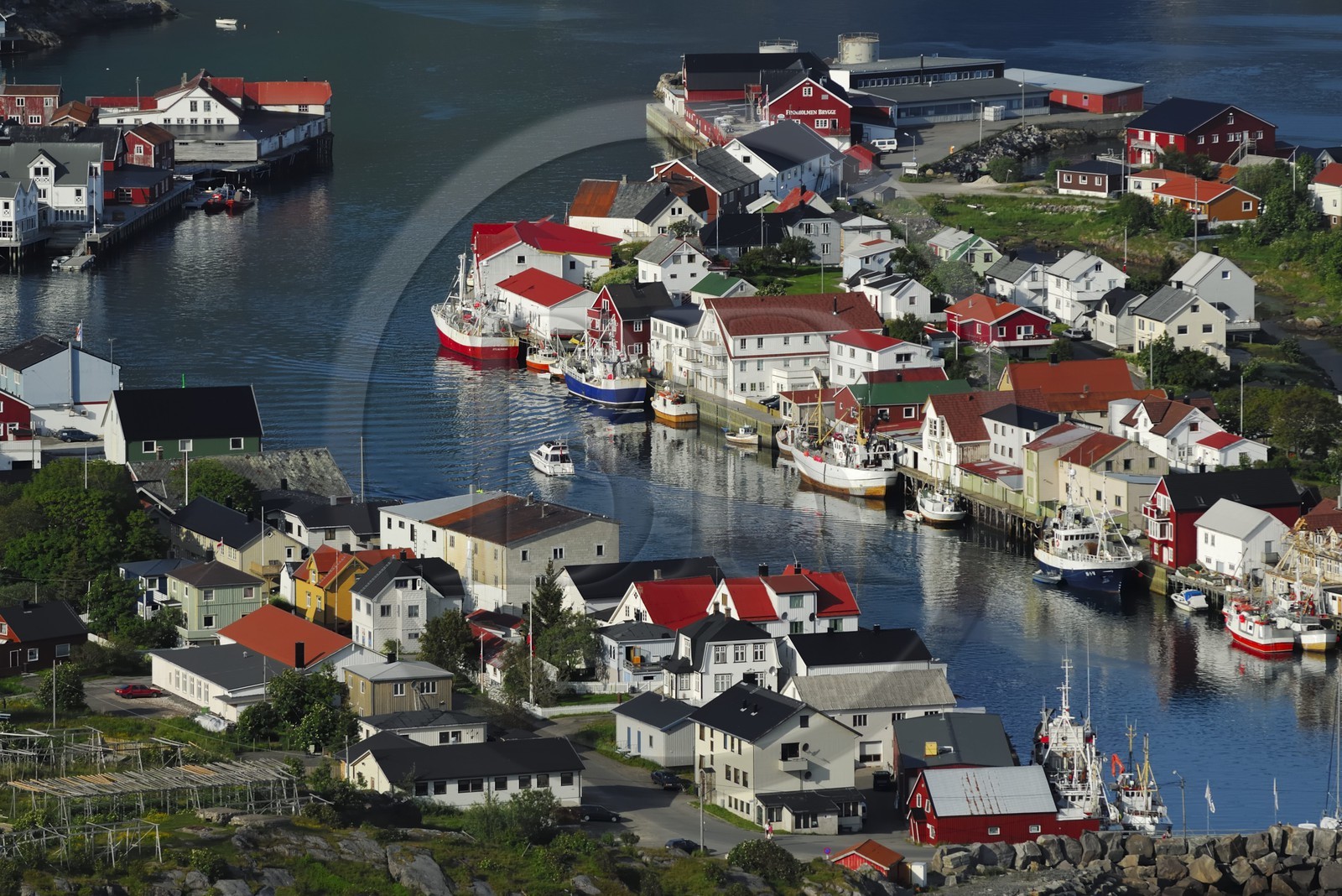 Norvège, Nordland, Iles Lofoten, Ile de Vagan, port de Henningsvaer (vue aérienne)
