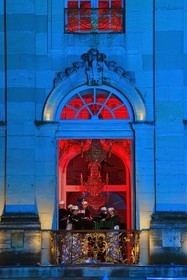 France, Meurthe-et-Moselle (54), Nancy, place Stanislas (ancienne Place Royale) lors de la fête de la Saint-Nicolas, classée Patrimoine Mondial de l'UNESCO, la Fanfare des Enfants du Boucher joue depuis l'Opera National de Lorraine