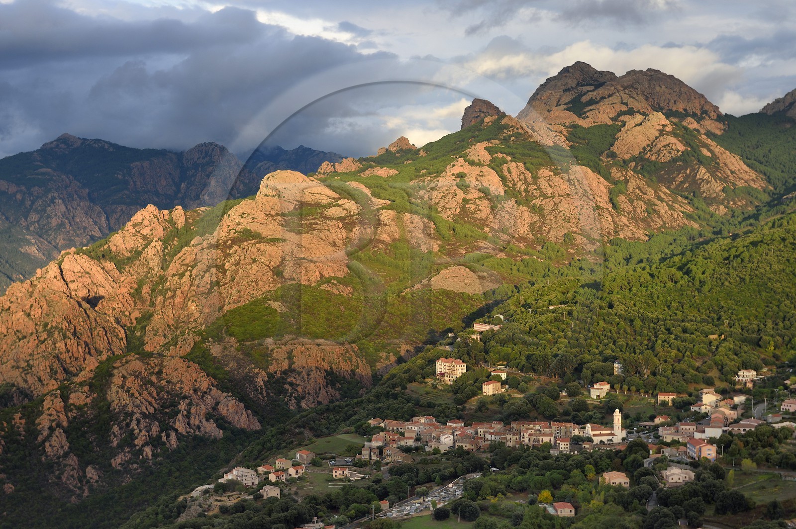 France, Corse-du-Sud (2A), Golfe de Porto, classé Patrimoine Mondial de l'UNESCO, Piana, labellisé Les Plus Beaux Villages de France, vue générale France, Corse-du-Sud (2A), Golfe de Porto, classé Patrimoine Mondial de l'UNESCO, Piana, labellisé Les Plus Beaux Villages de France, vue générale