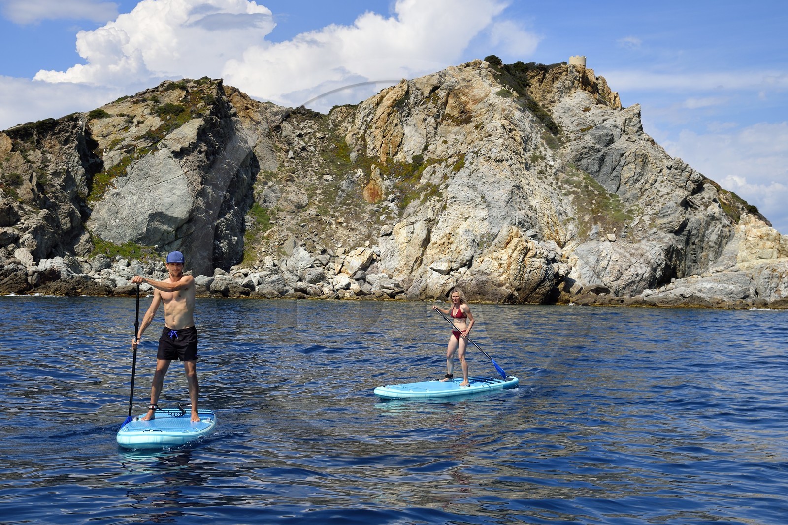 France, Var (83), Six-Fours-les-Plages, Ile des Embiez, Pointe du Coucoussa surplombée par la Tour de la Marine, le champion de windsurf Freestyle Adrien Bosson en randonnée aquatique sur un paddle