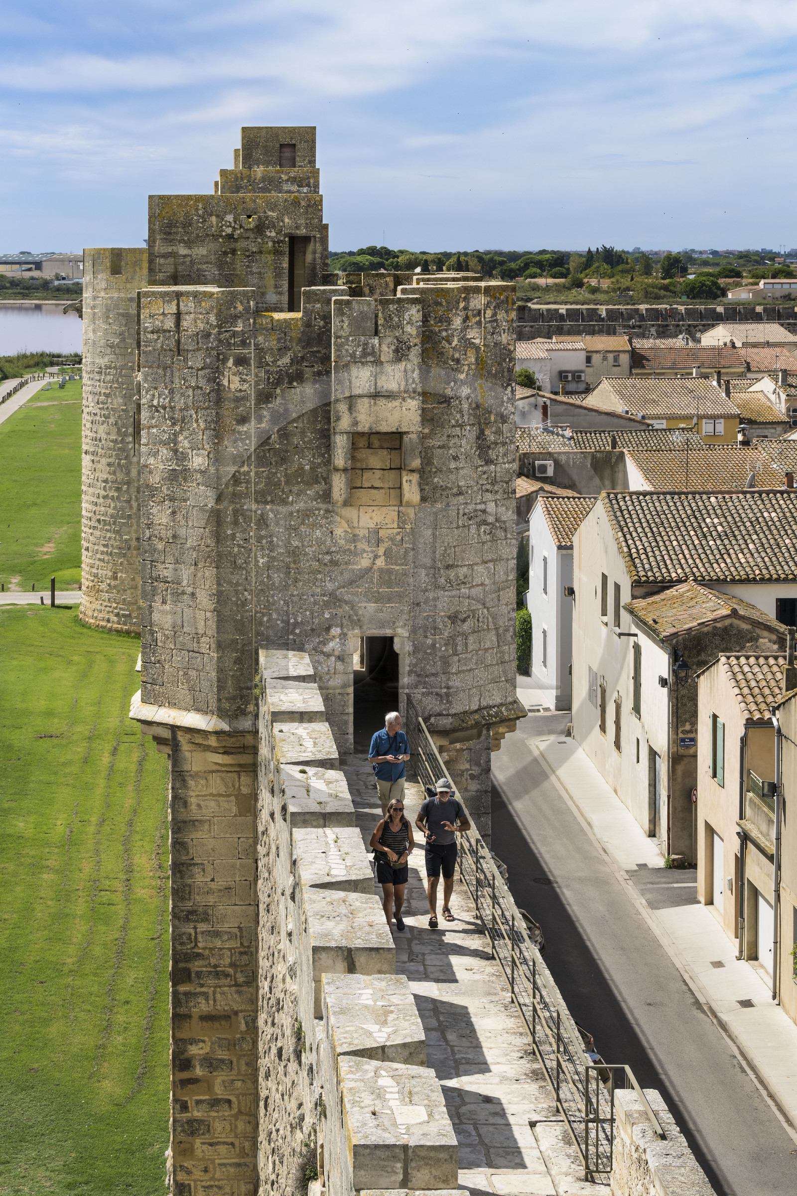 France, Gard (30), Aigues-Mortes, tours et le chemin de ronde des remparts Est