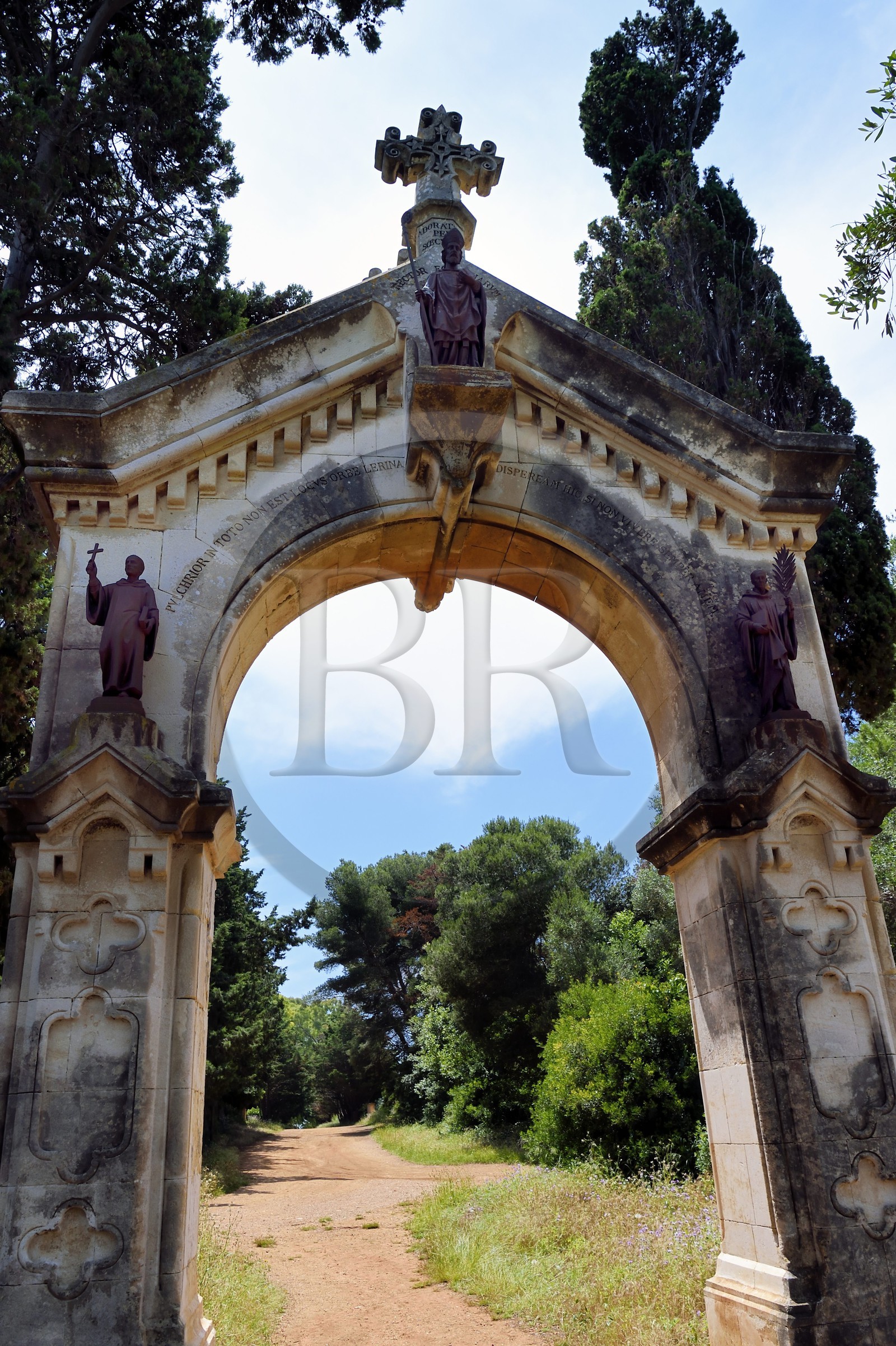 France, Alpes-Maritimes (06), Cannes, Iles de Lérins, Ile de Saint-Honorat, la porte qui marque l'entrée du domaine de l'abbaye