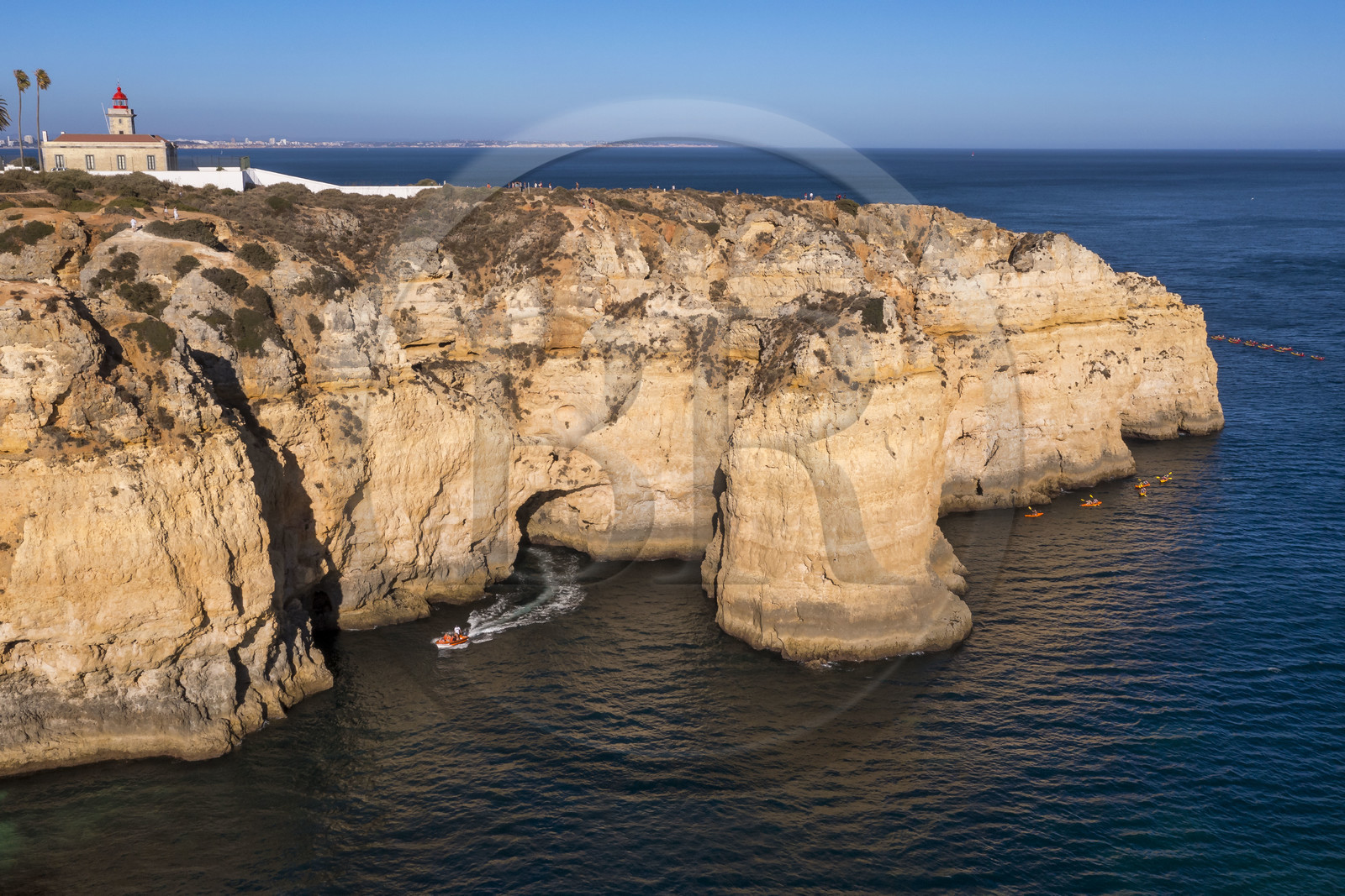 Portugal, Algarve, Lagos, phare à la pointe de Ponta da Piedade, découverte en bateau et en kayak paddle des grottes dans les falaises escarpées (vue aérienne)