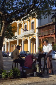 Nicaragua, Granada, maisons coloniales sur le Parque Central (Parque Colon), cireur de chaussure