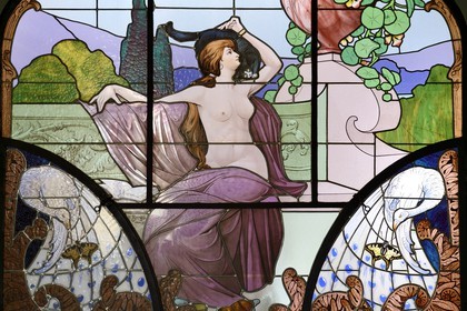 France, Meurthe-et-Moselle (54), Nancy, musée de l'Ecole de Nancy, vitrail La Femme au chat noir ou La Lecture d'Henri Bergé de style Art Nouveau