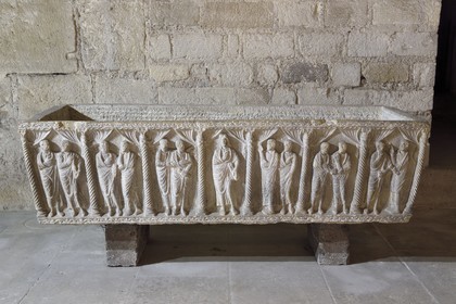 France, Puy-de-Dôme (63), Clermont-Ferrand, cathédrale Notre-Dame de l'Assomption, dans la crypte du Xe siècle, sarcophage gallo-romain chrétien en marbre du Ve siècle représentant le Christ et les apotres