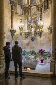 Espagne, Catalogne, Barcelone, quartier de l'Eixample, basilique de la Sagrada Familia de l'architecte du modernisme catalan Antoni Gaudi classée Patrimoine Mondial de l'UNESCO, la crypte du temple, la tombe de Gaudi dans la chapelle de Notre Dame des Carmes