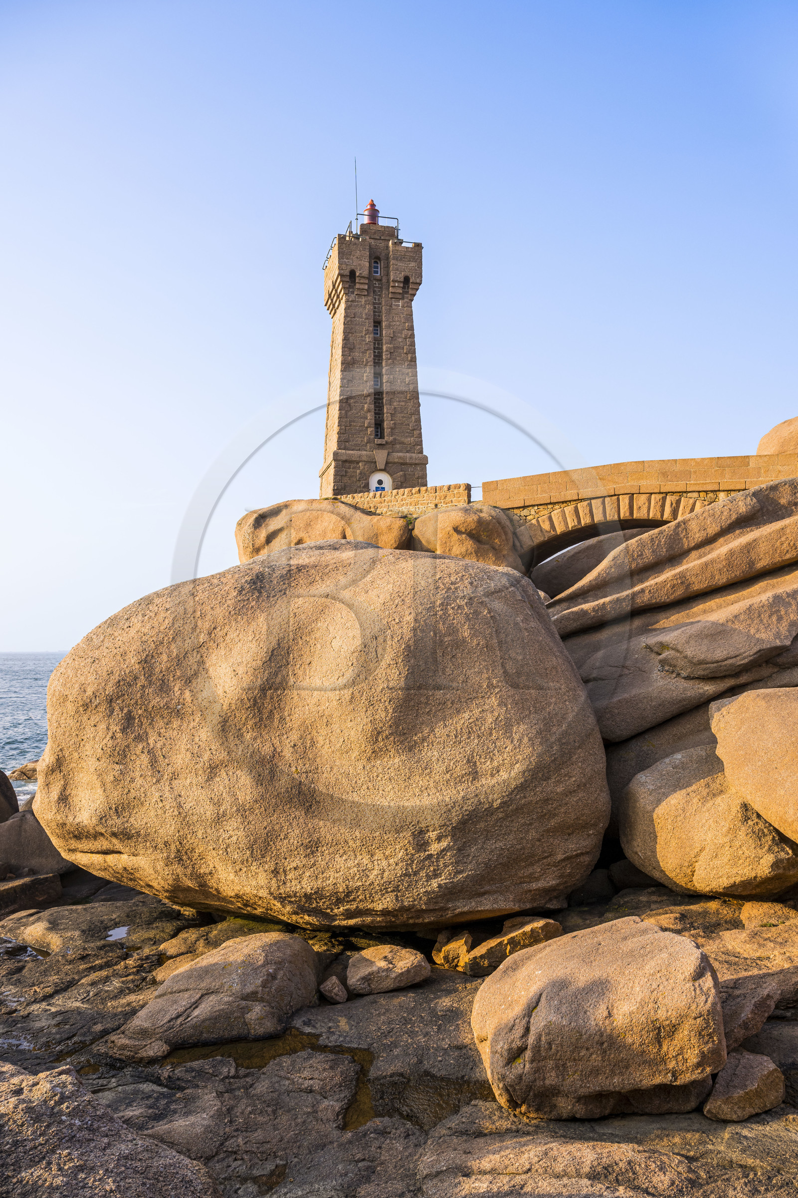 France, Côtes-d'Armor (22), Côte de Granit Rose, Perros-Guirec, Ploumanac'h, pointe de Skewell (Squéouel), le phare de Mean Ruz sur le sentier des Douaniers aussi chemin de Grande Randonnée GR 34