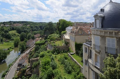 France, Côte d'Or (21), Semur-en-Auxois, maison bourgeoise dominant la rivière l'Armançon
