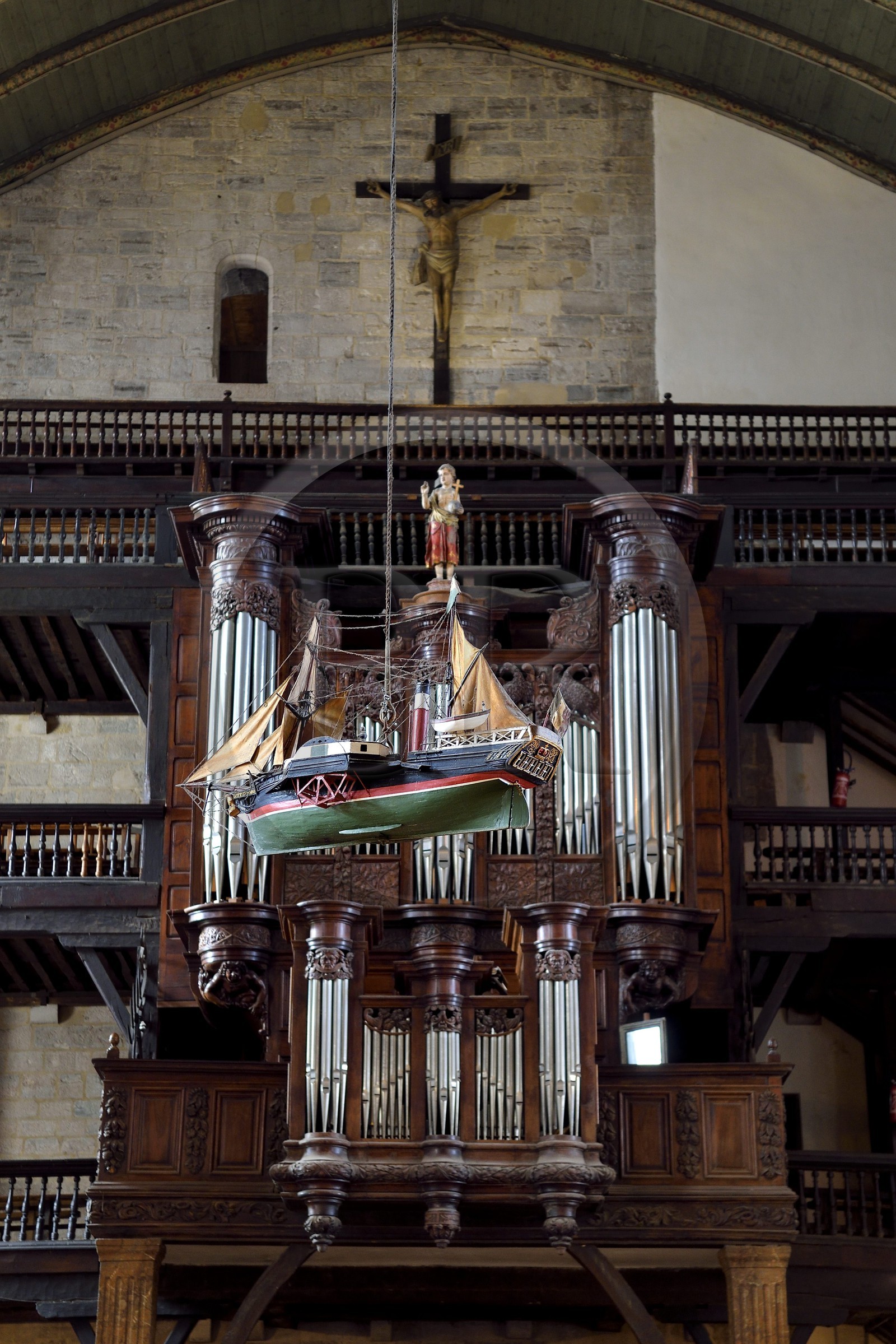 France, Pyrénées-Atlantiques (64), Pays-Basque, Saint-Jean-de-Luz, l'église Saint-Jean-Baptiste, bateau ex-voto devant l'orgue