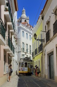 Portugal, Lisbonne, quartier de l'Alfama, tramway (electricos) le long de la Rua das Escolas Gerais avec la tour de l'église de Sao Vicente de Fora