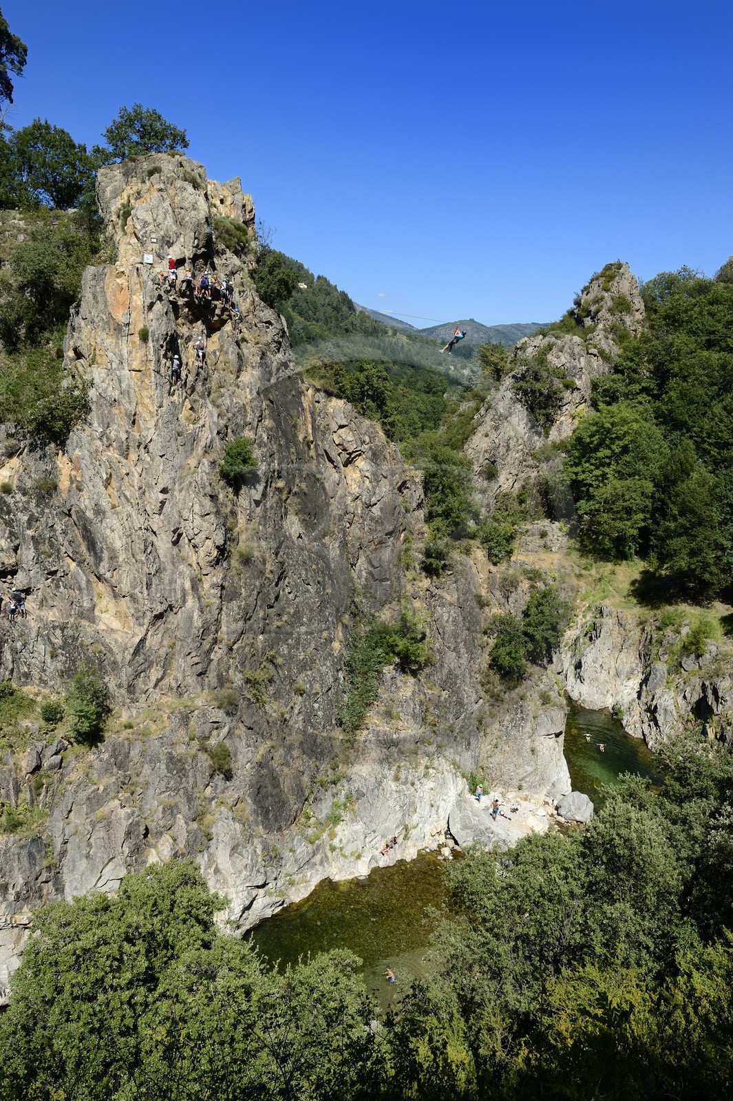 France, Ardèche (07), Parc Naturel Régional des Monts d'Ardèche, Thueyts, la haute-vallée de la rivière Ardèche, La via ferrata du Pont du diable France, Ardèche (07), Parc Naturel Régional des Monts d'Ardèche, Thueyts, la haute-vallée de la rivière Ardèche, La via ferrata du Pont du diable