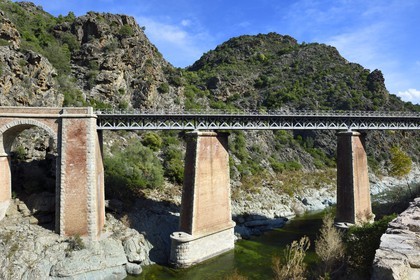 France, Haute-Corse (2B), pont ferroviaire sur la rivière Golo entre Ponte-Novo et Ponte-Leccia
