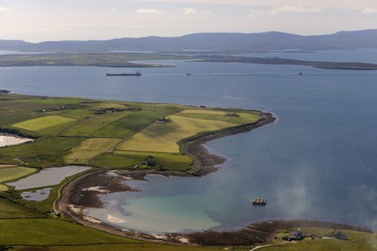 Royaume-Uni, Ecosse, Iles Orcades, Ile de South Ronaldsay et tanker dans la rade de Scapa Flow (vue aérienne)