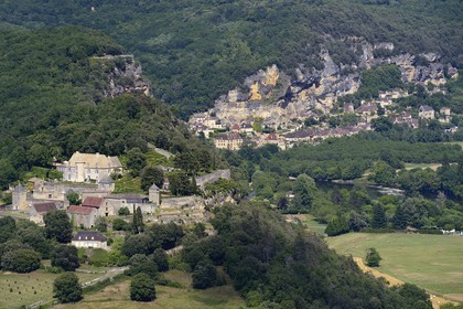 France, Dordogne (24), Périgord Noir, vallée de la Dordogne, Vézac, parc et chateau de Marqueyssac du XVIIIe siècle, le village de La Roque-Gageac en arrière plan (vue aérienne)
