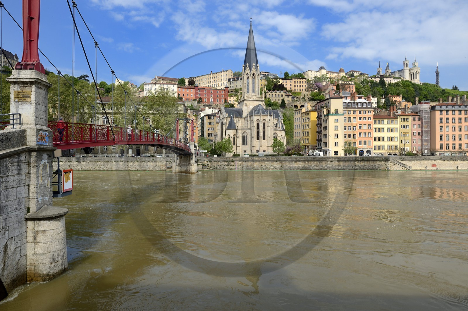 France, Rhône (69), Lyon, site historique classé Patrimoine Mondial de l'UNESCO, Vieux Lyon, quartier Saint-Georges, la passerelle Paul Couturier aussi appelé Saint Georges sur la Saône et l'église Saint Georges