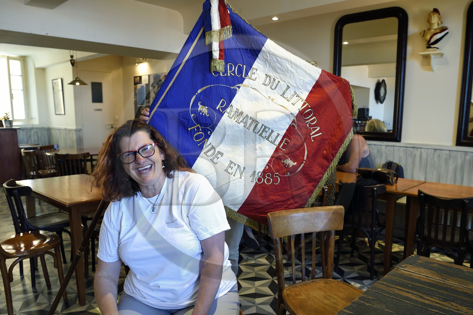 France, Var (83), Presqu'Ile de Saint-Tropez, Ramatuelle, place Gabriel Péri au coeur du vieux village, le Cercle du littoral (Café associatif), sa présidente Claude Clérici