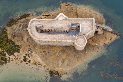 France, Finistère (29), Baie de Morlaix, Plouezoc'h, le chateau du Taureau construit par Vauban au XVIIe siècle (vue aérienne)