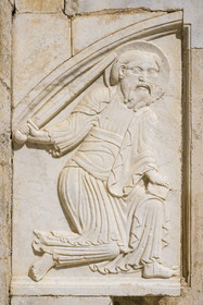 France, Hérault (34), Villeneuve-lès-Maguelone (Palavas-Les-Flots), cathédrale Saint-Pierre-et-Saint-Paul de Maguelone des XIIème et XIIIème siècles, le portail de la façade occidentale, le piédroit à gauche abrite un bas-reliefs de marbre blanc représentant Saint Paul